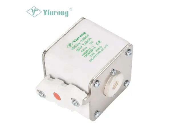 Jaká je funkce EV Automotive a EVSE Fuse?